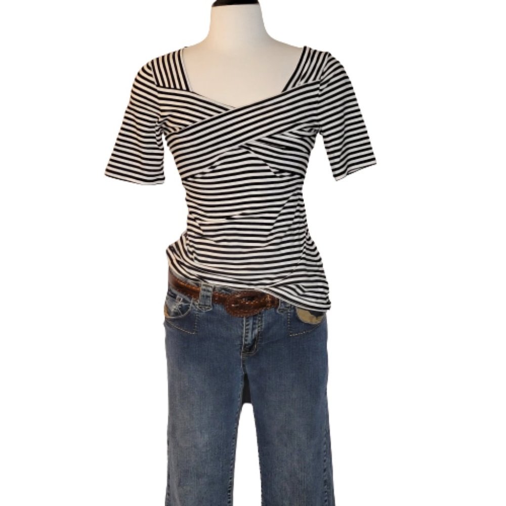 Elle, size L, front wrapped, mid-length sleeve, knit top blk/wht  stripe. NWOT.